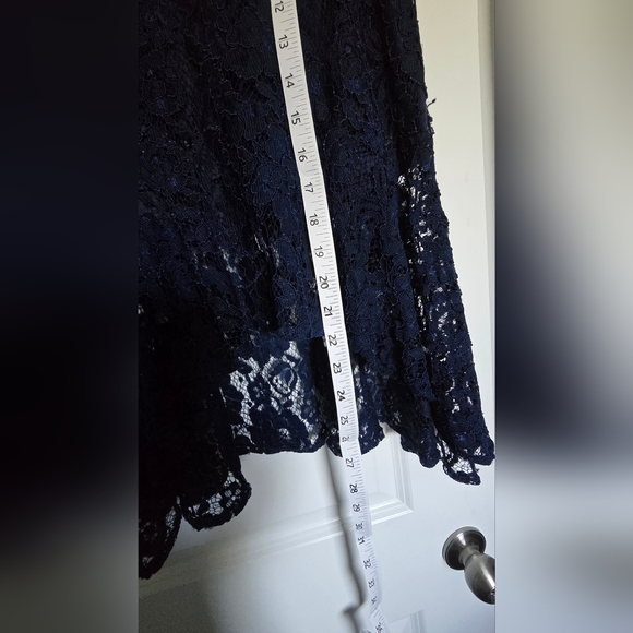 Two-piece Lulu's lace cropped skirt set in Navy Blue - Picture 11 of 16